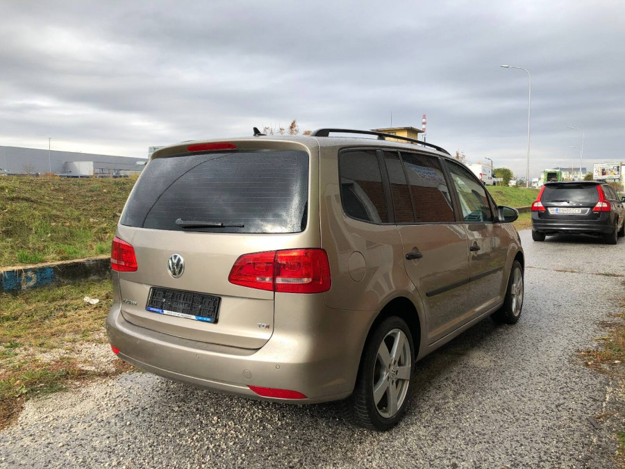 Volkswagen Touran 1.6 TDI DSG •Trendline• 7-miest Ťažné 2014